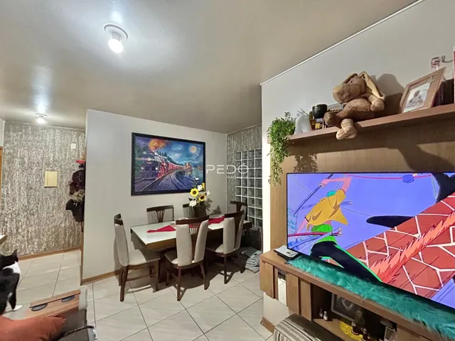 Ambiente interno com mesa de jantar e prateleira de madeira.
