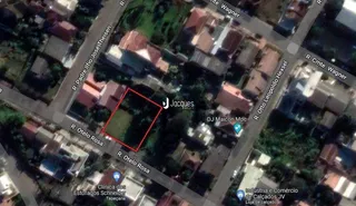 Vista aérea de uma área residencial em Lajeado, Brasil, mostrando propriedades e ruas.