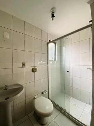 Foto de um banheiro com revestimento de cerâmica branca.