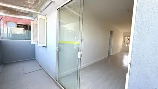 Vista de um corredor interno com piso claro e paredes brancas.