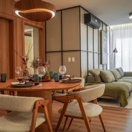 Foto de uma sala de jantar com mesa de madeira e cadeiras.
