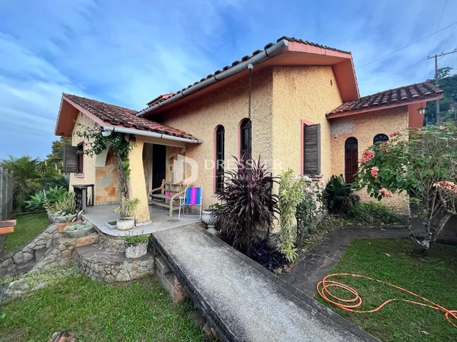 Casa com 4 dormitórios