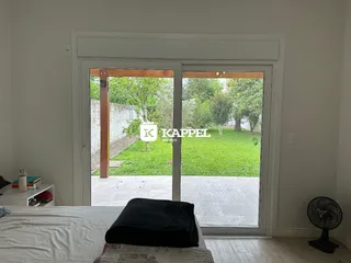 Quarto com vista para um jardim gramado.