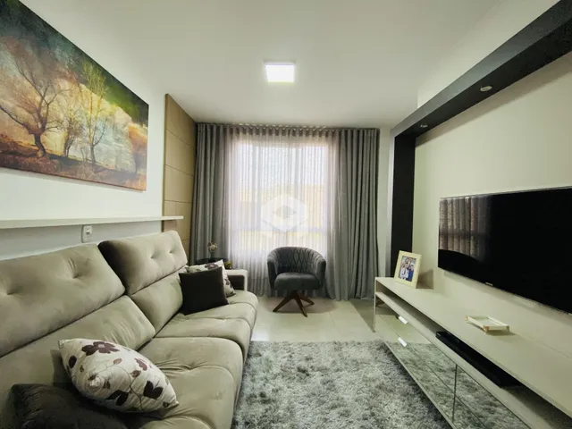 Sala de estar com sofá e janela em um imóvel no Brasil.