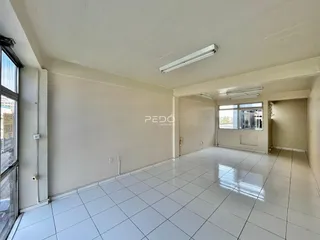 Ambiente interno com piso de cerâmica claro.