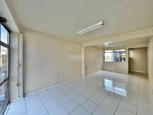 Ambiente interno com piso de cerâmica claro.