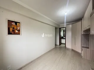 Corredor interno de uma residência em Lajeado, Brasil.