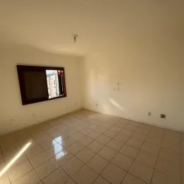 Foto de um ambiente interno com piso de cerâmica clara.