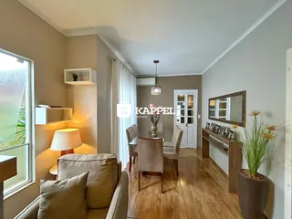 Sala de estar com sofá e janela de vista para o exterior.