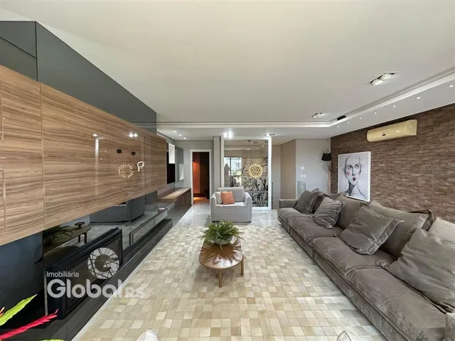 Sala de estar moderna com piso de cerâmica e móveis de madeira.