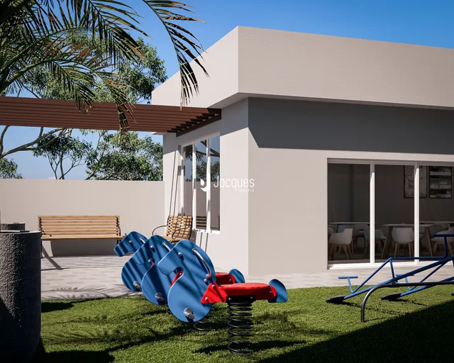 Fachada de uma casa moderna em Lajeado, Brasil, com área externa gramada.