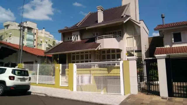 Casa com 6 dormitórios