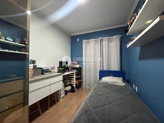 Quarto com paredes azuis e cama de casal em um imóvel no Brasil.