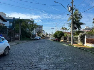 Vista da rua pavimentada com paralelepípedos em Lajeado, Brasil.