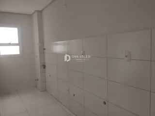 Vista de um corredor interno de um imóvel.