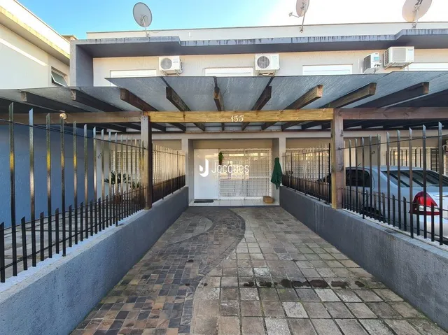 A fachada de uma residência em Lajeado, Brasil, com portão de ferro.