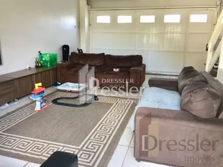Sala de estar com sofá e tapete em ambiente residencial.