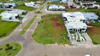 Vista aérea da fachada de uma residência em Lajeado, Brasil, com área externa gramada.