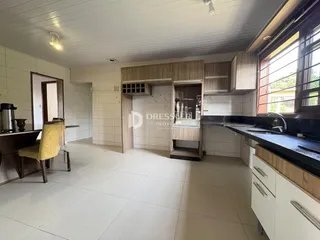 Interior de uma cozinha e sala de jantar em um imóvel.