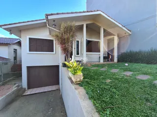 Fachada de uma casa em Lajeado, Brasil, com jardim gramado e garagem.