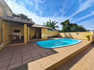 Foto de uma piscina externa com deck em uma propriedade em Lajeado.