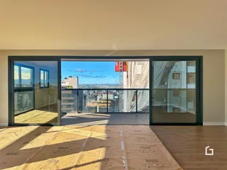 Vista da cidade através de portas de vidro de uma propriedade em Lajeado.