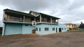 Fachada de uma residência em Lajeado, Brasil, com garagem e varanda.