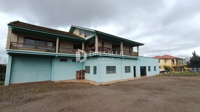 Fachada de uma residência em Lajeado, Brasil, com garagem e varanda.