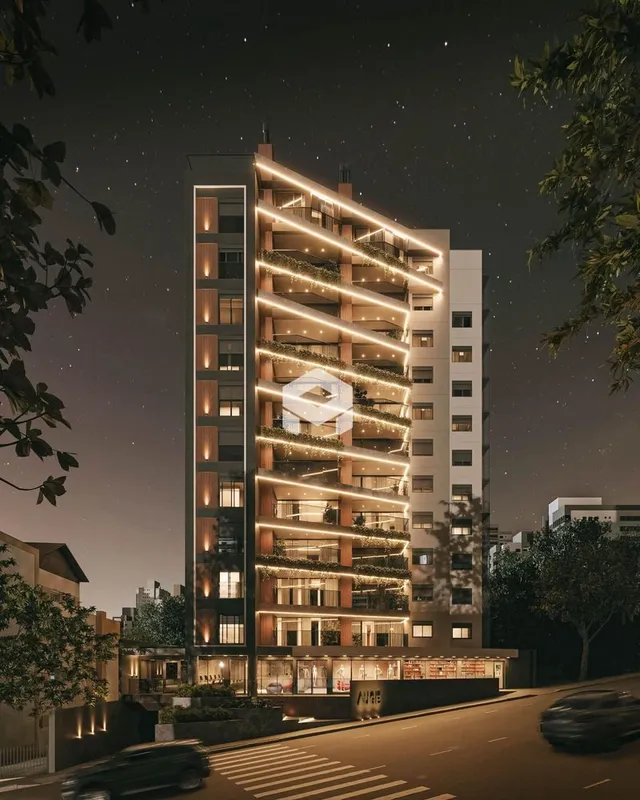 Fachada de um prédio residencial em Lajeado, Brasil, à noite.