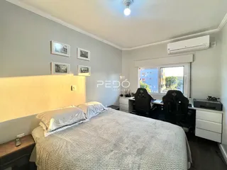 Quarto com cama e decoração em um imóvel no Brasil.