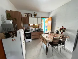Foto de uma cozinha e sala de jantar em um imóvel no Brasil.