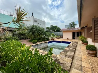 Vista externa de uma área de piscina e jardim em Lajeado, Brasil.