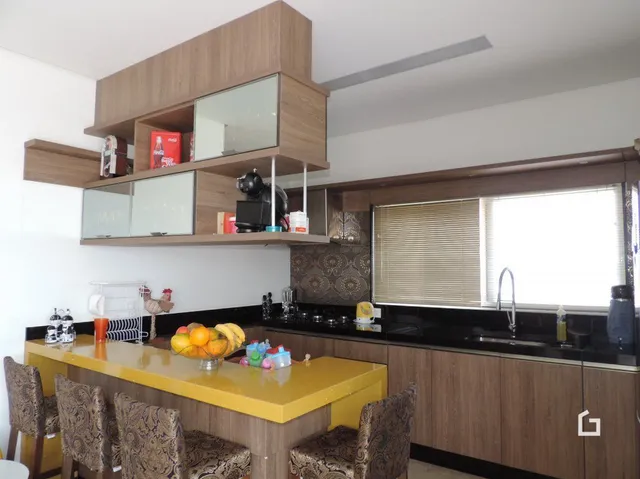 Ambiente interno com móveis de madeira e bancada na sala.