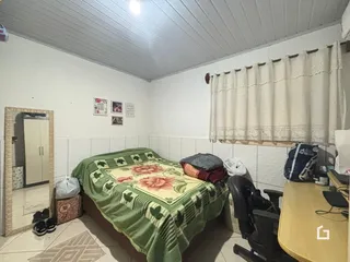 Quarto com cama e armário em um imóvel no Brasil.