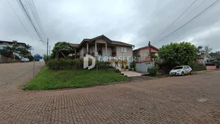 Fachada de uma casa em Lajeado, Brasil, com jardim frontal.