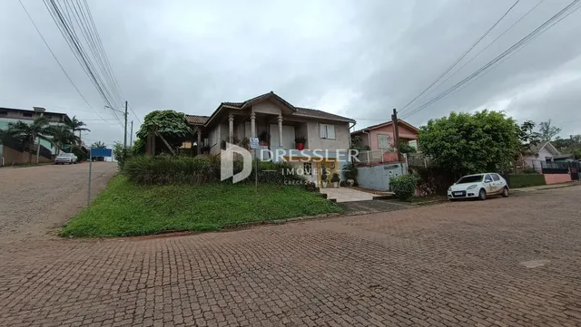 Fachada de uma casa em Lajeado, Brasil, com jardim frontal.
