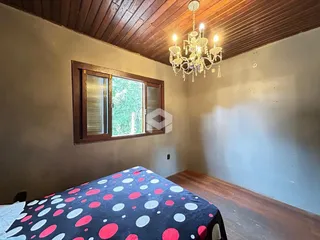 Quarto com janela e teto de madeira.