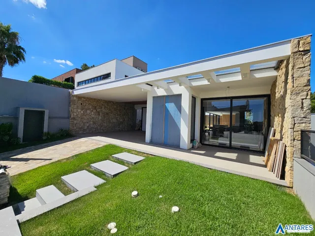 Casa com 3 dormitórios