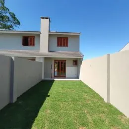 Fachada de uma residência em Lajeado, Brasil com gramado.