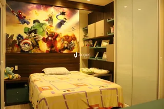 Quarto com cabeceira de madeira e roupa de cama.