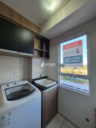 Vista da cozinha com armários e bancada em Lajeado.