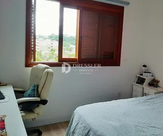 Quarto com janela de madeira no interior da propriedade.