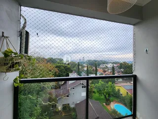 Vista da paisagem verde de Lajeado através de uma janela.