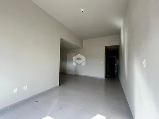 Hall de entrada com piso de cerâmica claro.