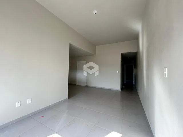 Hall de entrada com piso de cerâmica claro.
