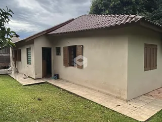 Fachada de uma residência em Lajeado, Brasil, com jardim gramado na frente.