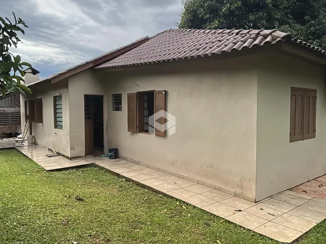 Fachada de uma residência em Lajeado, Brasil, com jardim gramado na frente.