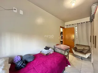 Quarto com cama e sofá em ambiente interno.