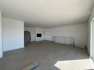 Foto de um ambiente interno amplo e vazio com piso de cerâmica.