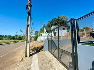 Vista da propriedade com cerca e estrada em Lajeado, Brasil.